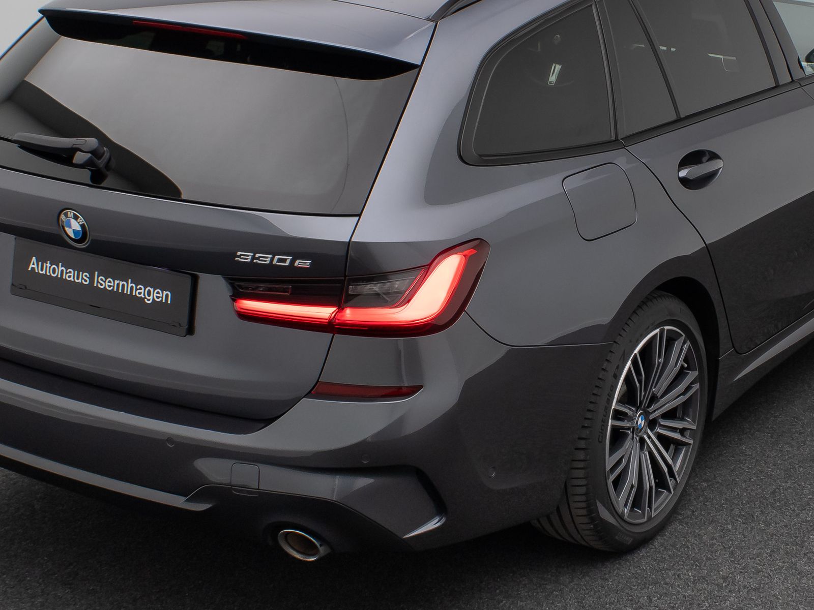 Fahrzeugabbildung BMW 330e M Sport Laser DAB Alarm HUD H/K Komfort 18"