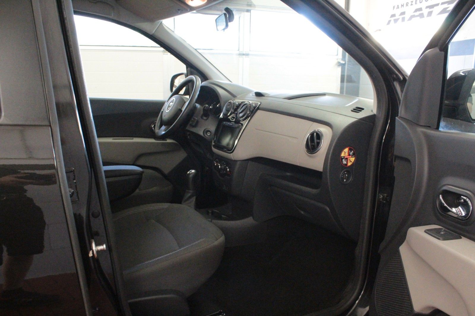 Fahrzeugabbildung Dacia Lodgy TCE 115  Lauréate *Navigation