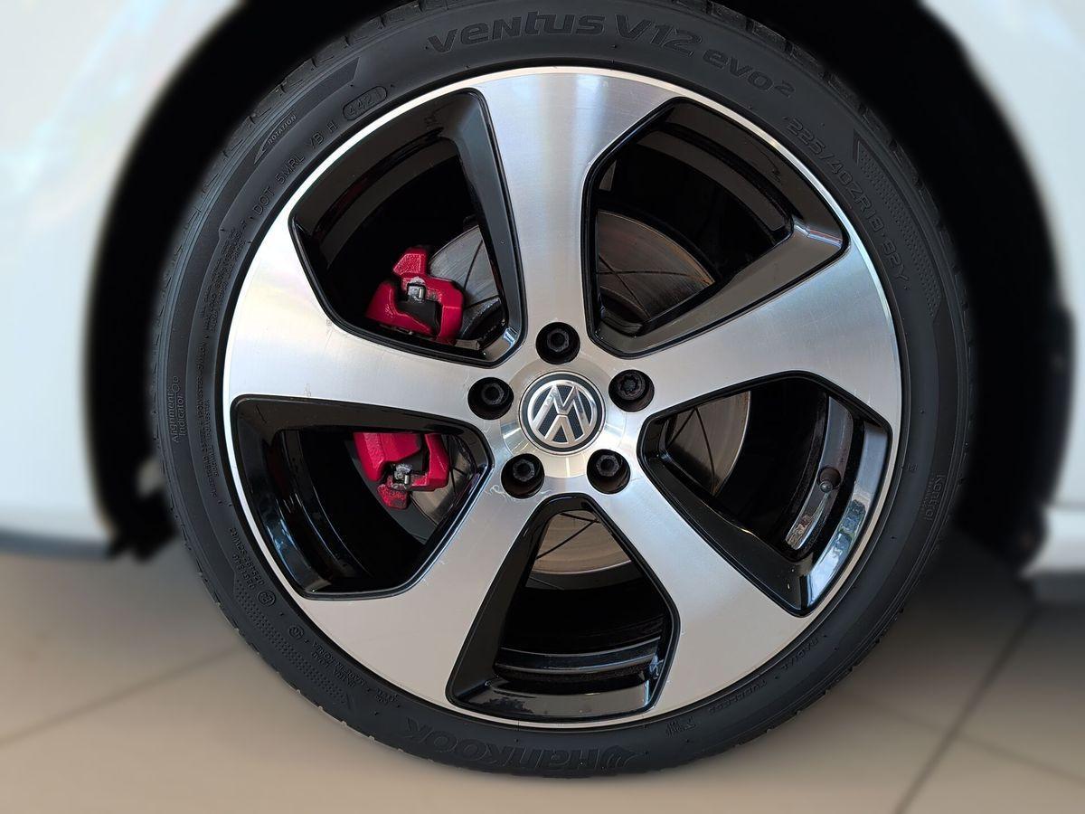 Volkswagen Golf 7 GTI 220 ch • 5 portes • Boîte manuelle 6 • GPS • Xénon • 18"