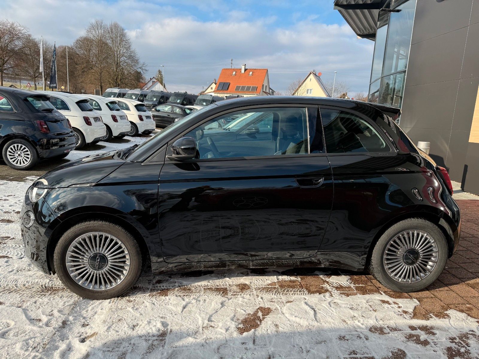 Fahrzeugabbildung Fiat 500e Apple CarPlay /Android Auto Touch Klima USB