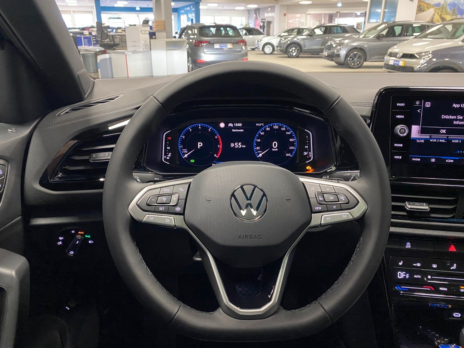 Fahrzeugabbildung Volkswagen T-Roc 1.5 TSI DSG+STYLE+PANORAMA+19"+ACC+MATRIX+