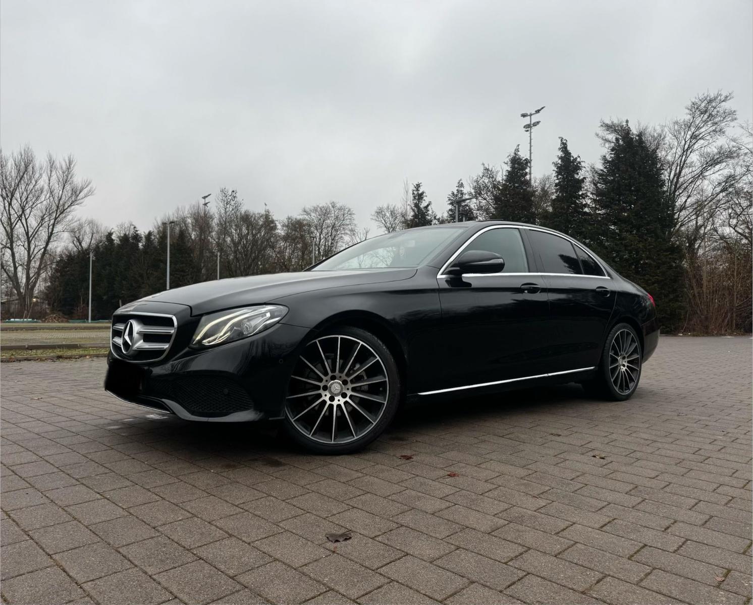 Mercedes-Benz E220D 9G (Abgedunkelte Scheiben)