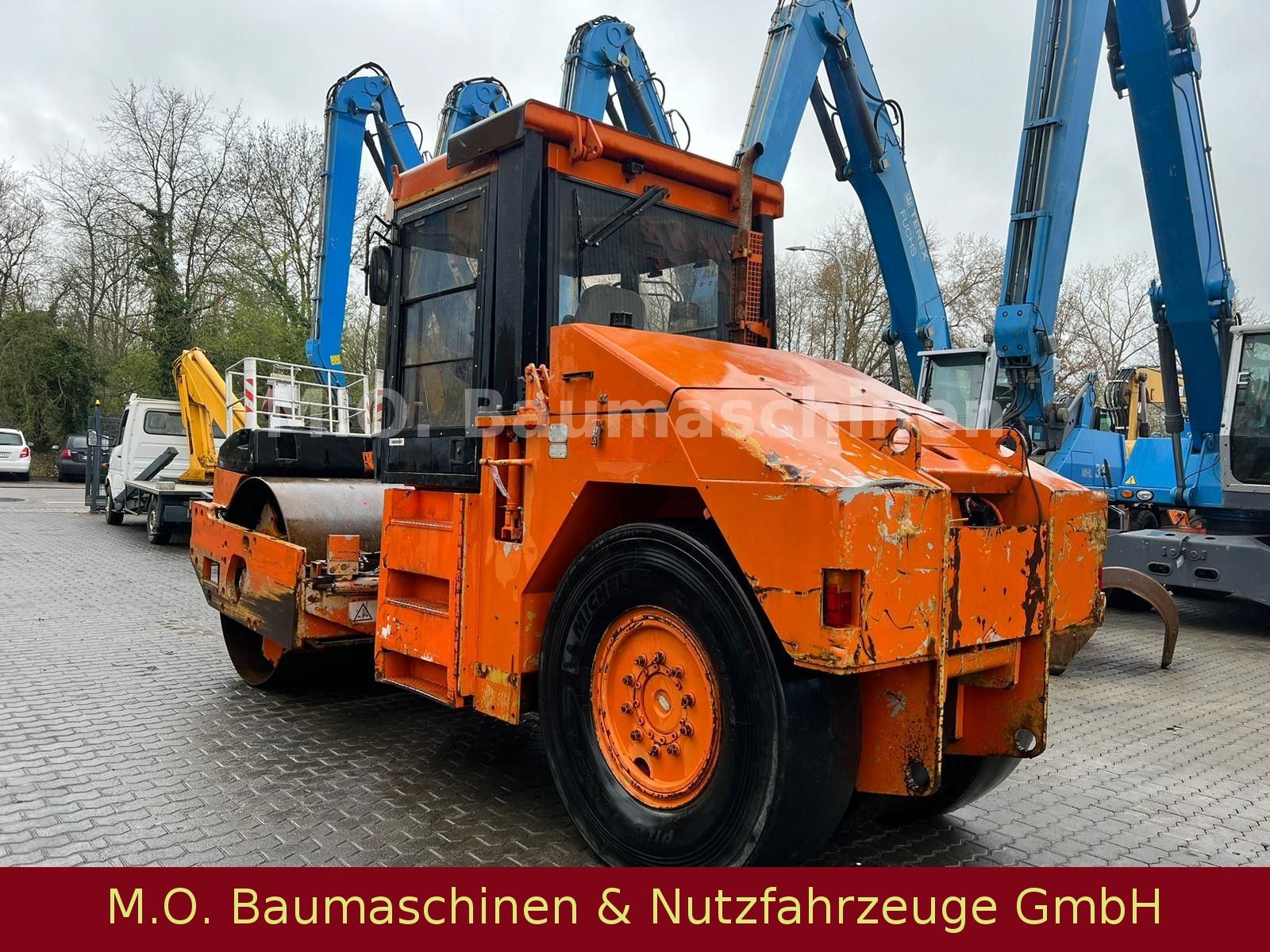 Fahrzeugabbildung CAT CB-535 B / Kombiwalze