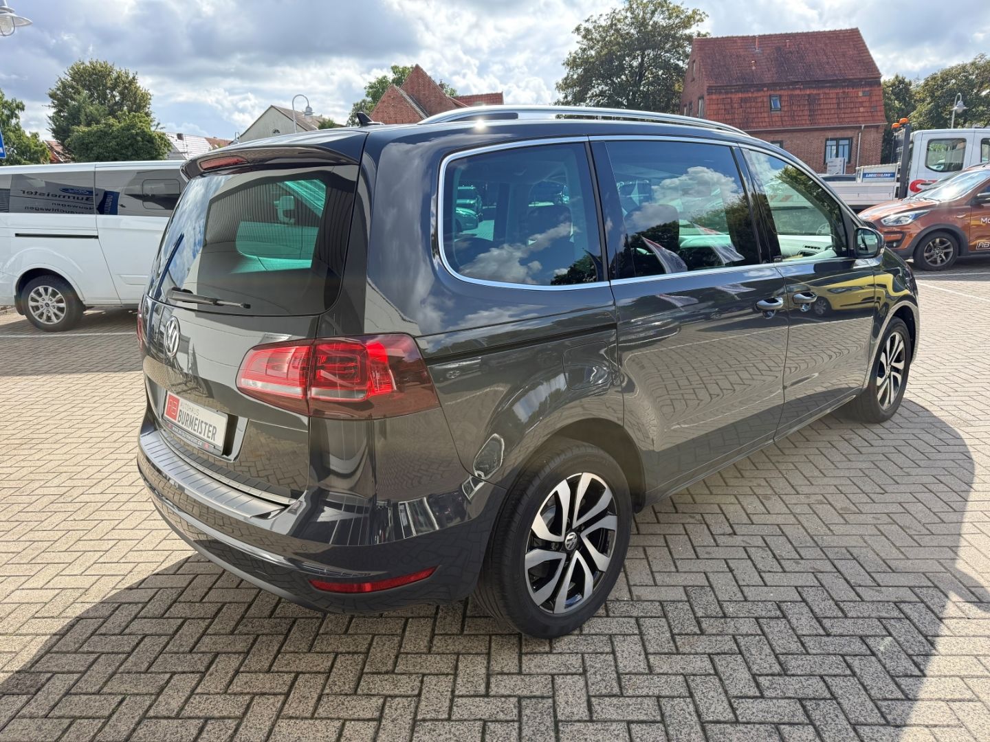 Fahrzeugabbildung Volkswagen Sharan Active Comfortline ACC SHZ Navi Dynau Bi-