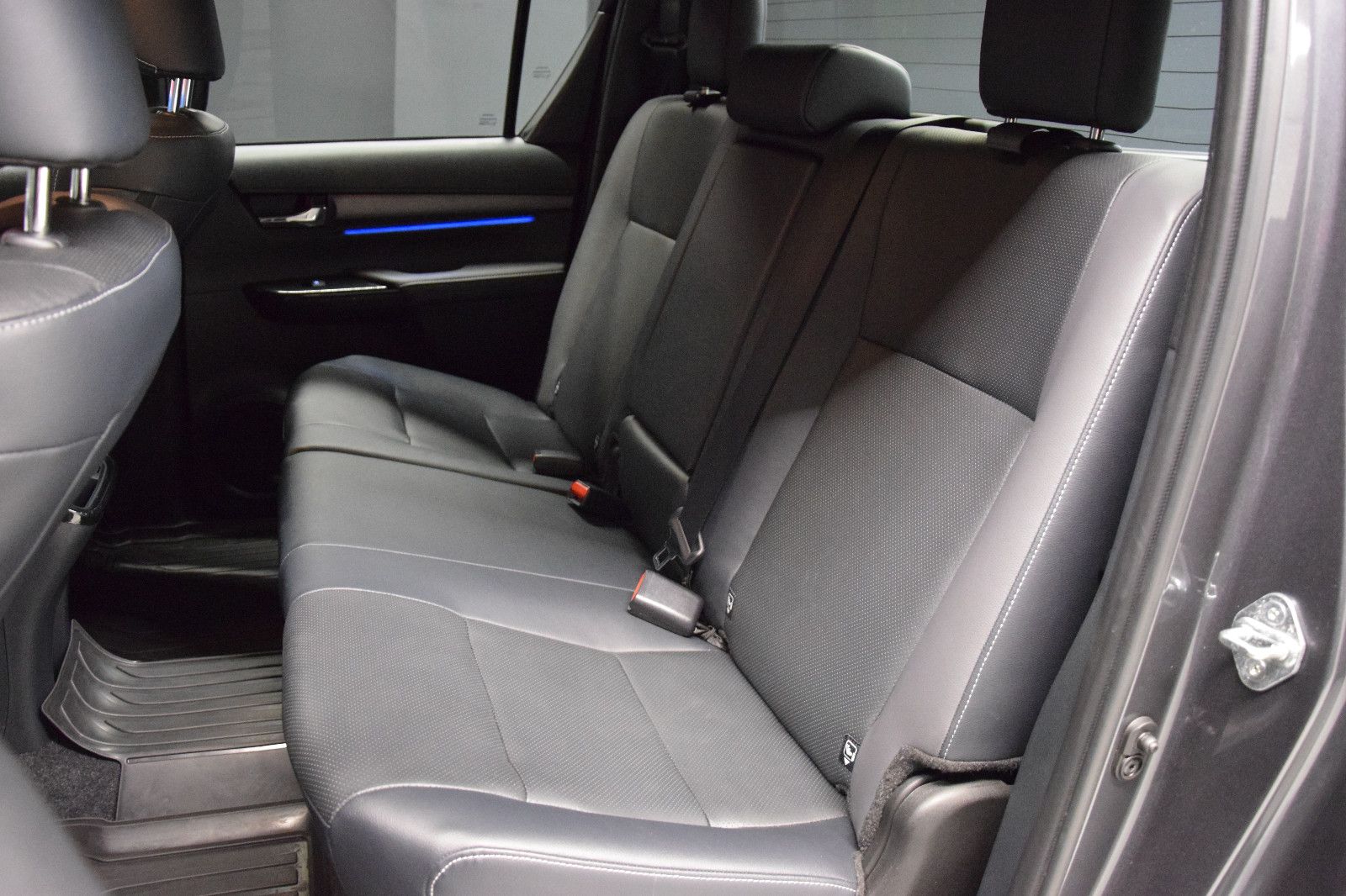 Fahrzeugabbildung Toyota Hilux 4x4 Invincible DoKa AHK JBL Keyless LED