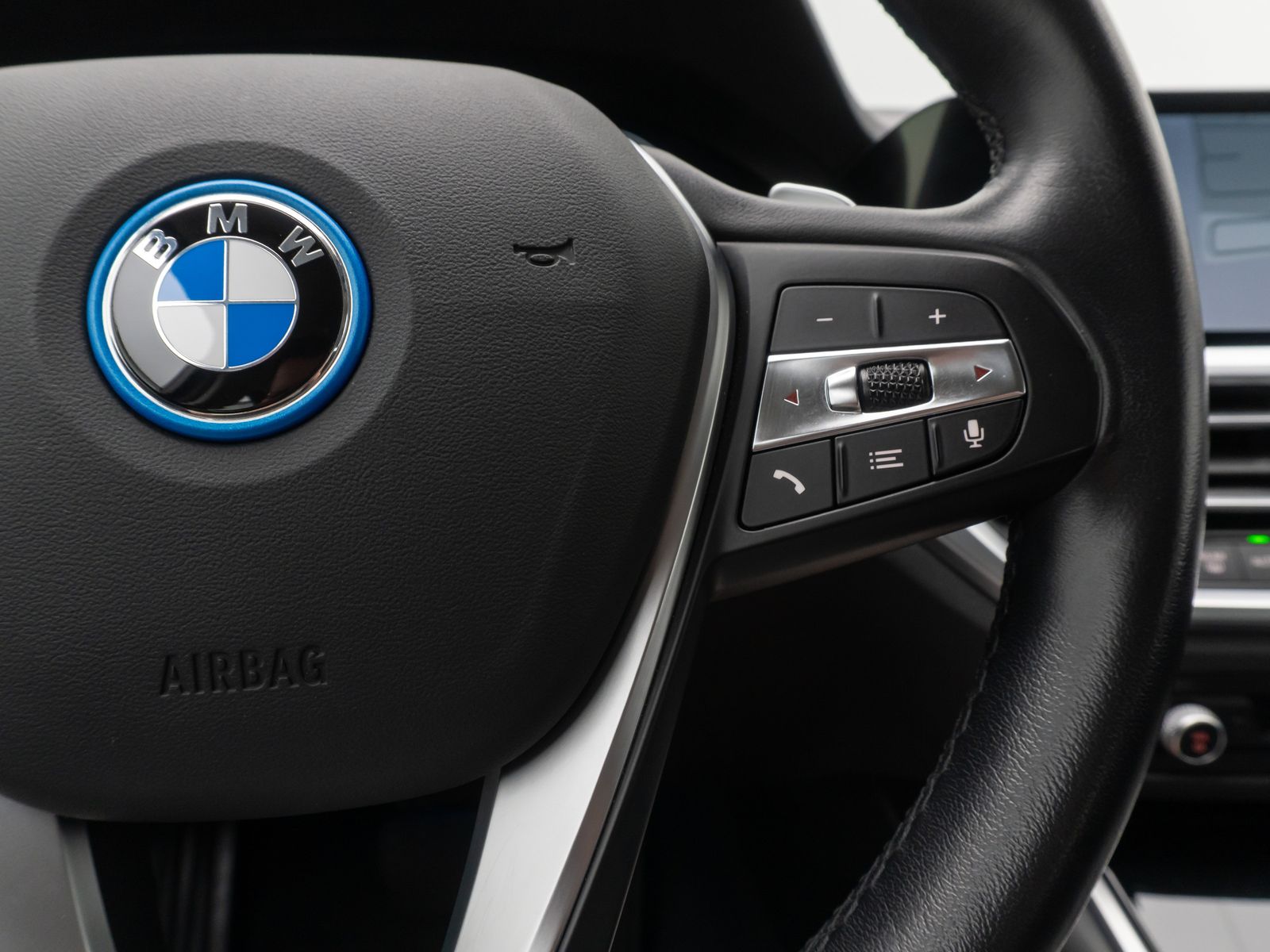 Fahrzeugabbildung BMW 320e Sport Line Alarm DAB PDC GeschwindigReg 18"