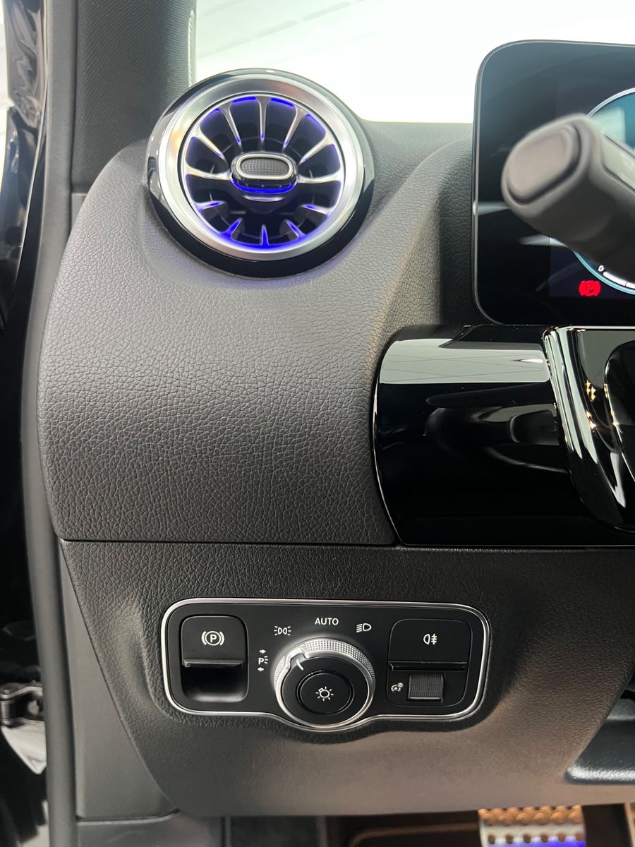Fahrzeugabbildung Mercedes-Benz GLA 250 4Matic* AMG Line * PANORAMADACH *