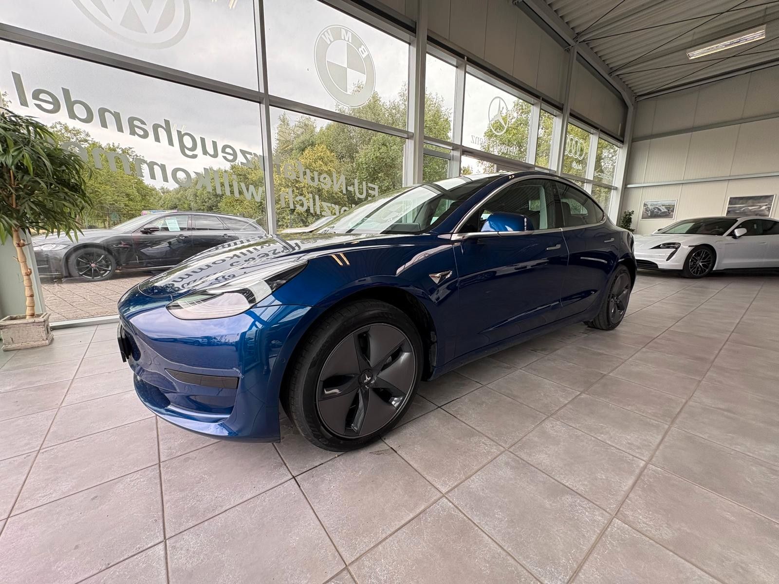 Fahrzeugabbildung Tesla Model 3 Standard Range Plus RWD
