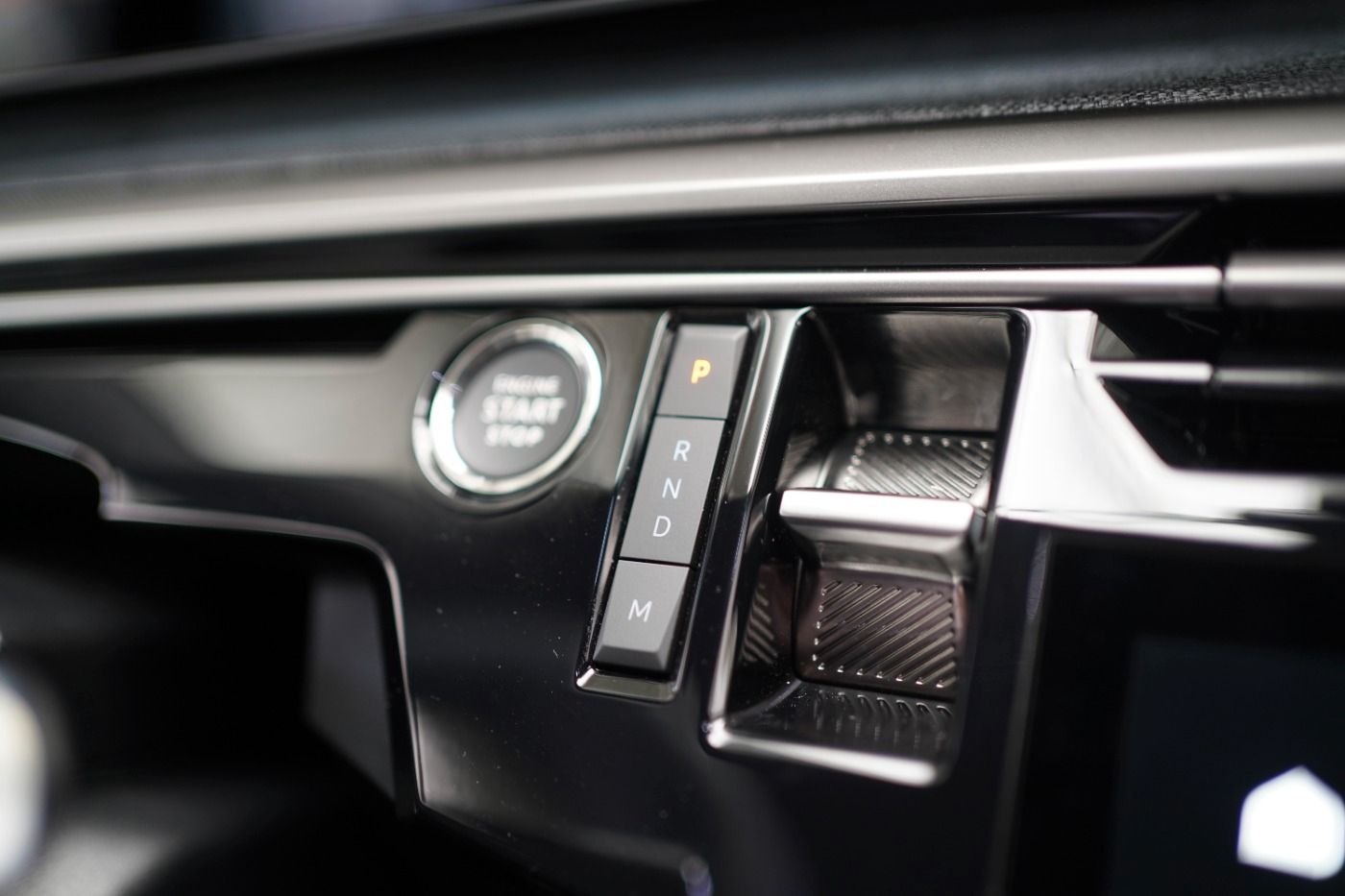 Fahrzeugabbildung Peugeot 5008 Allure Hybrid 145 e-DSC6 7 Sitzer Navi