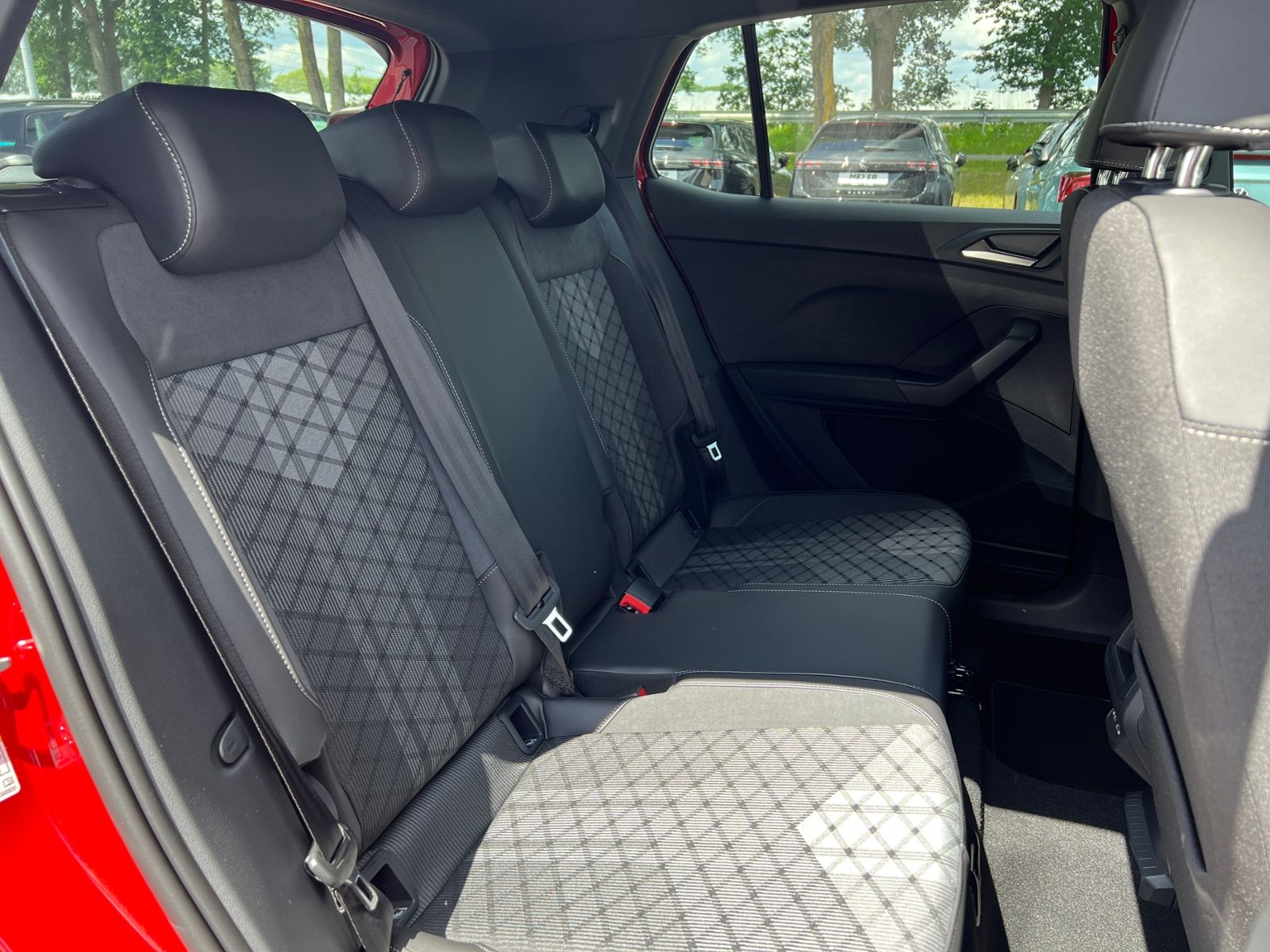 Fahrzeugabbildung Volkswagen T-Cross R-Line 1.5 TSI DSG *AHK,BlackStyle,Navi,
