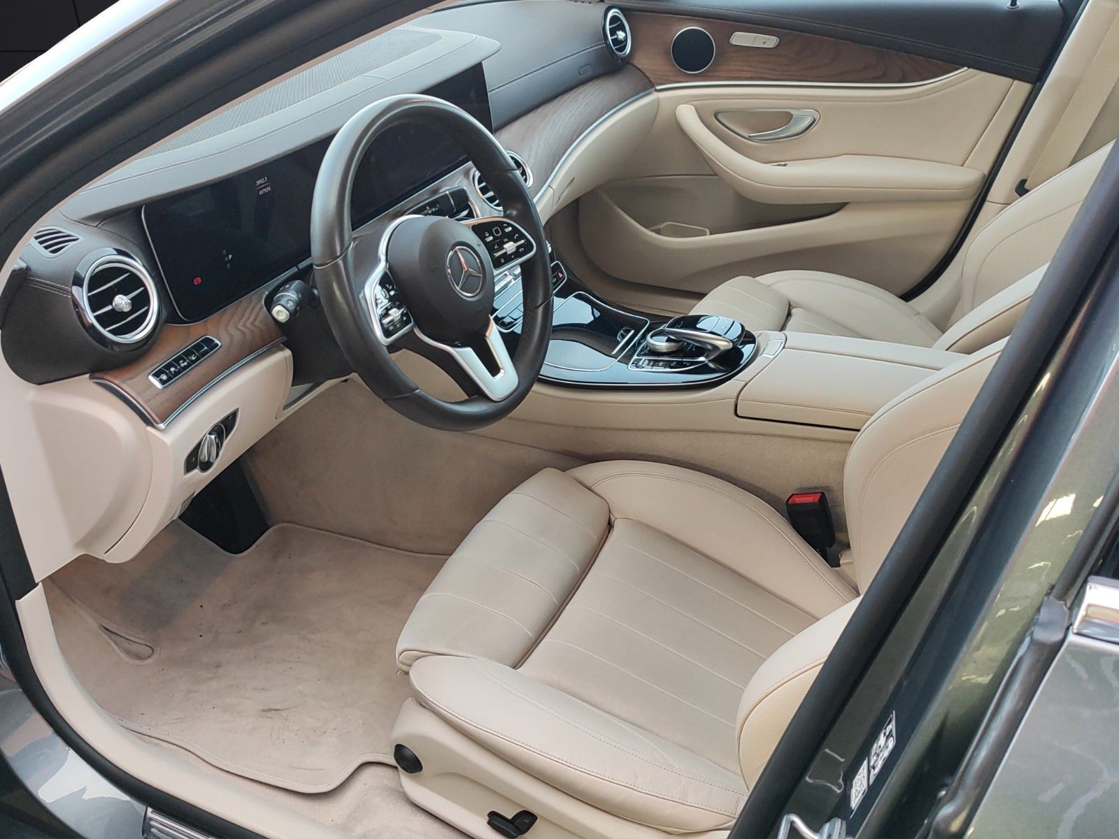 Fahrzeugabbildung Mercedes-Benz E 300 e*Navi*360°Cam*SitzHZ*Ambiente*Head-up*