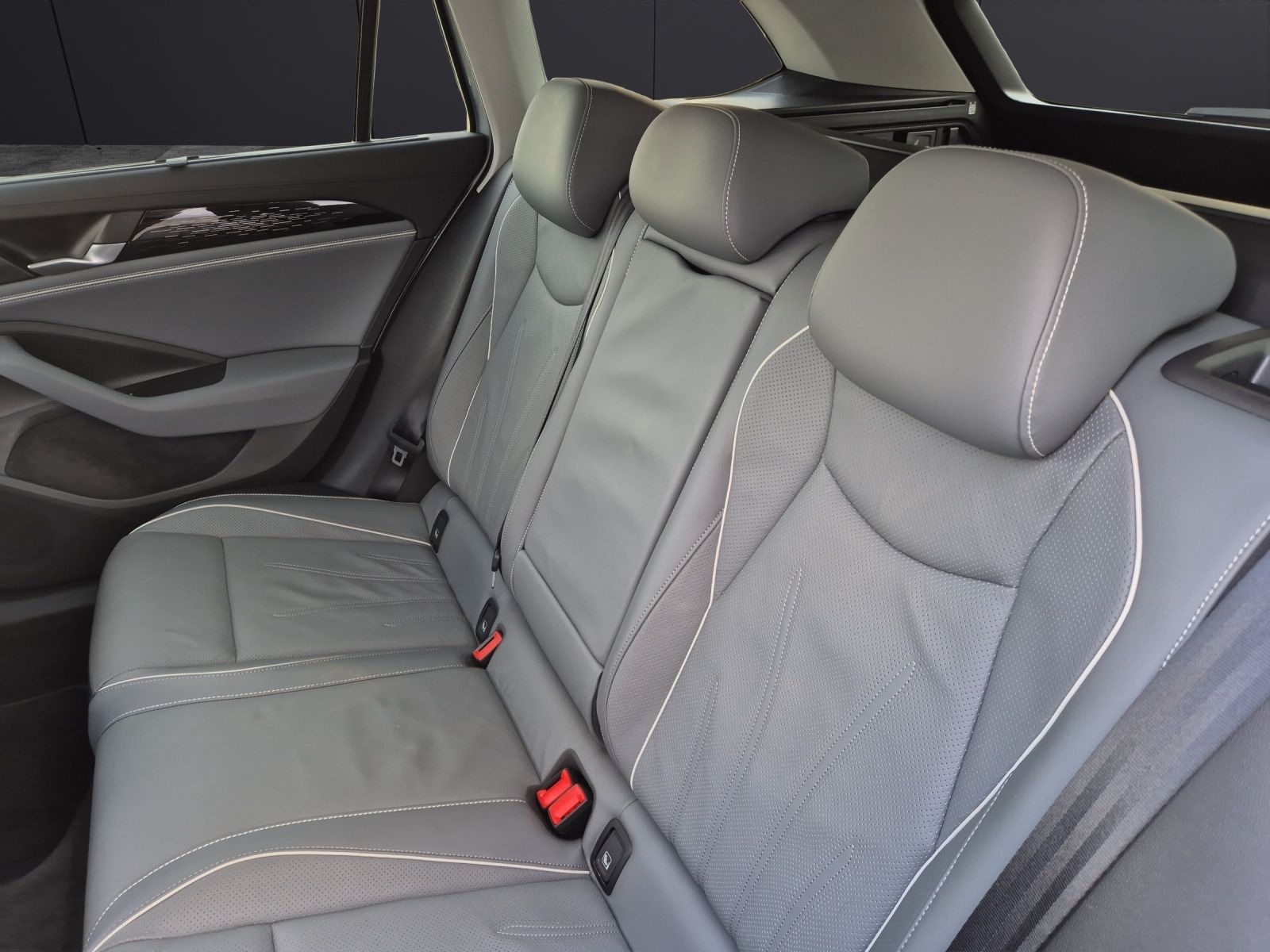 Fahrzeugabbildung Volkswagen Passat TDI Elegance DSG Matrix STH AHK Navi Pano