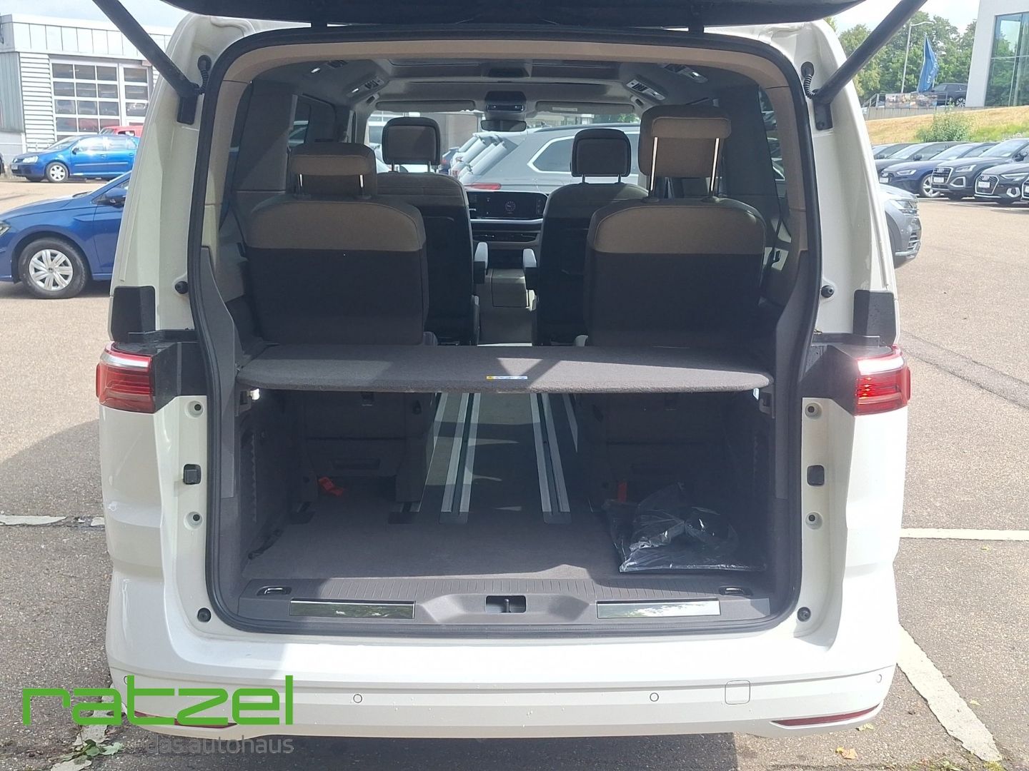 Fahrzeugabbildung Volkswagen T7 Multivan STYLE 2.0 TSI DSG LR 7-Sitze PANO+AH