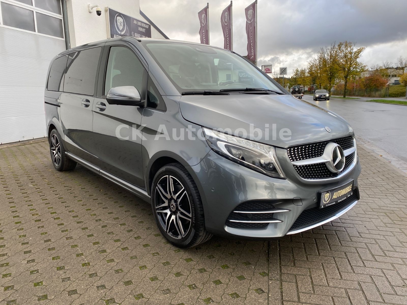 Fahrzeugabbildung Mercedes-Benz V 300d 4Matic Kompakt/AMG-Line/8 Sitze/360°/AHK