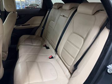 Jaguar F-Pace - 12