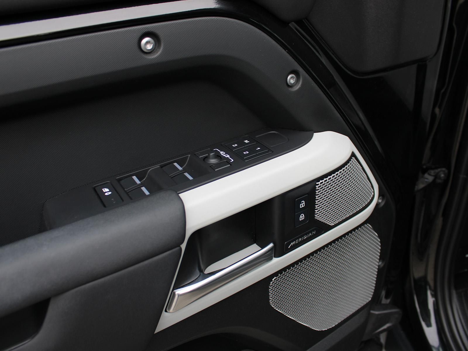 Fahrzeugabbildung Land Rover Land Rover Defender 130 D300 X-Dynamic SE