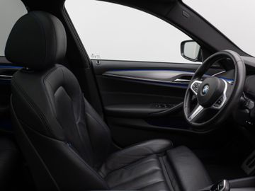 Fahrzeugabbildung BMW 530d xD M Sport Panorama Kamera H/K Alarm 19Zoll