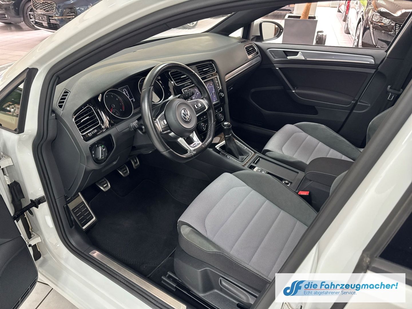 Fahrzeugabbildung Volkswagen Golf 1,4 150PS Highline R-Line Sportpaket Pano X