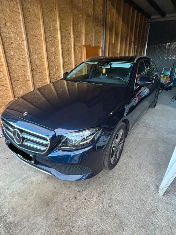 Image of Mercedes-Benz E 220