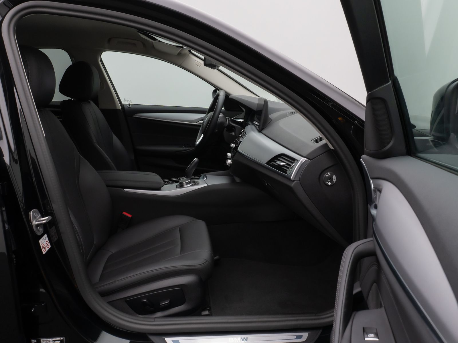 Fahrzeugabbildung BMW 530e Kamera DAB HiFi Leder 4xKlima Alarm 18Zoll
