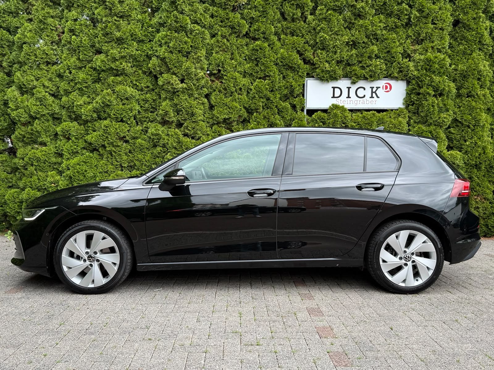 Fahrzeugabbildung Volkswagen Golf 2.0 TDI DSG LIFE LED+KAM+ACC+SHZ+CARPL+AMBI