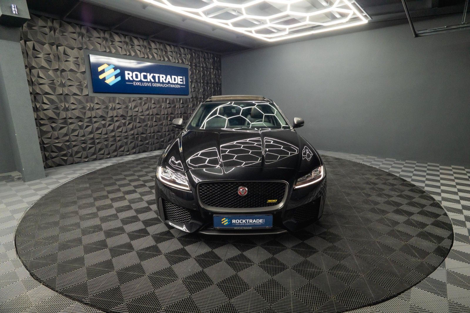 Fahrzeugabbildung Jaguar XF 300 Sport Black Edition | Pano | LED | 20Zoll