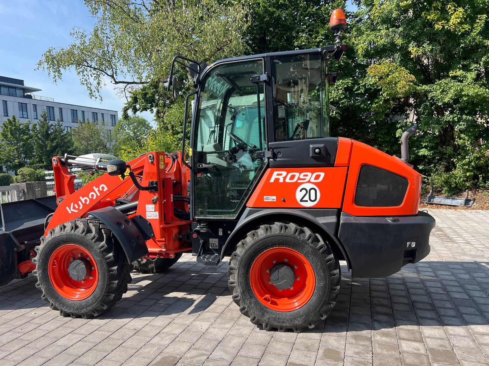 Fahrzeugabbildung Kubota R 090