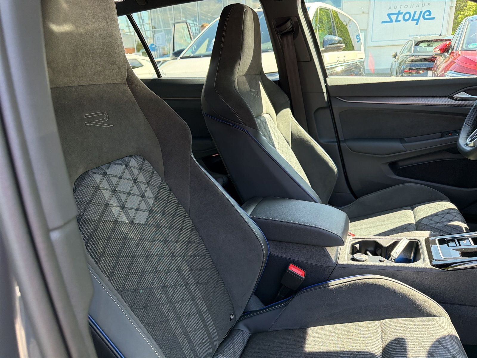 Golf Var. R-Line eTSi DSG Navi PANO AZV Kamera