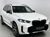 BMW X5 M60/NEUWAGEN-ZUSTAND/HEAD-UP/LEDER-BRAUN - weiße BMW X5 M60