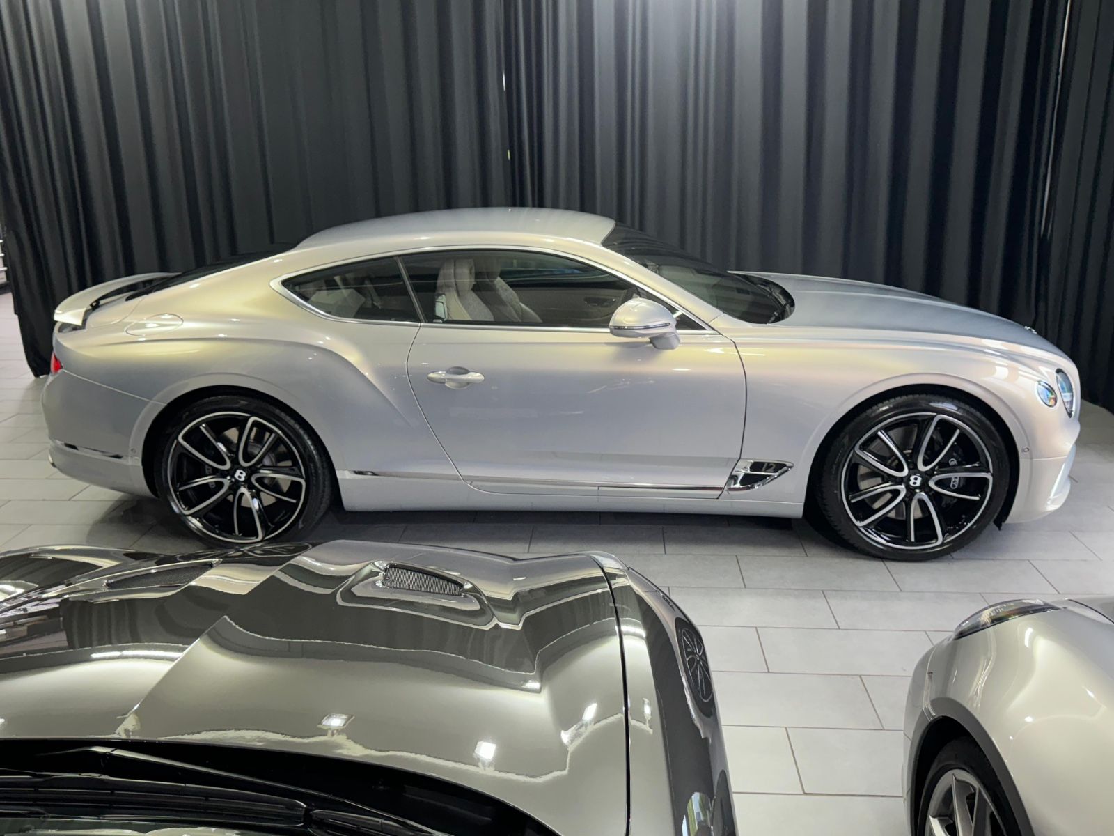 Fahrzeugabbildung Bentley Continental GT 6.0 W12 4WD AKRAPOVIC MASSAGE