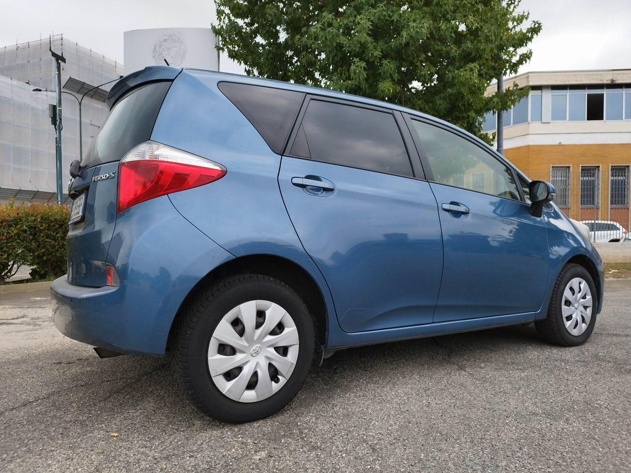 Toyota Verso-S 2013 — вигляд ззаду