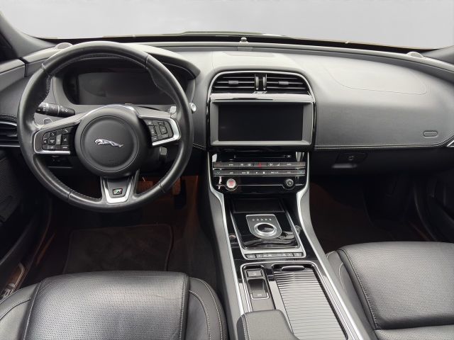 Fahrzeugabbildung Jaguar XE R-Sport+Black Pack+Xenon+Leder+Kamera+Apple