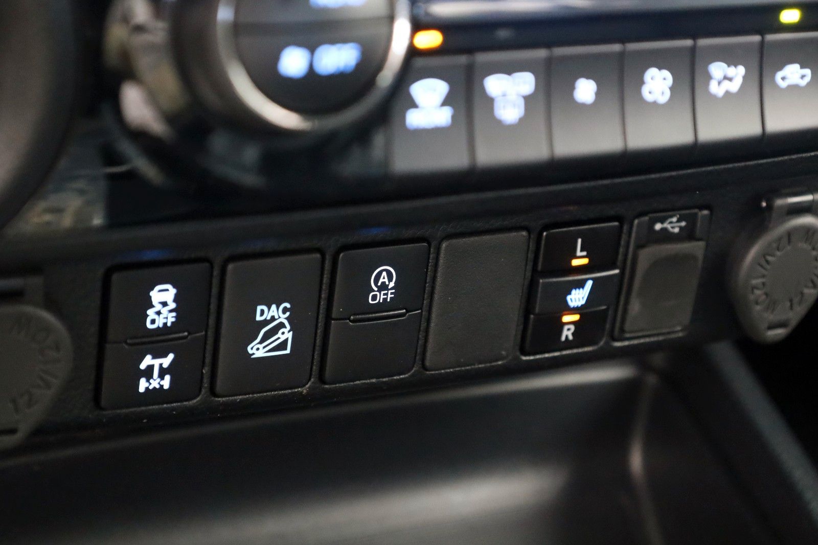 Fahrzeugabbildung Toyota Hilux 2.8 D-4D Invincible Sport,Leder,ACC,AHK+WR