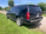 Chevrolet Suburban - Chevrolet Suburban mit Benzin-Antrieb: Geländewagen