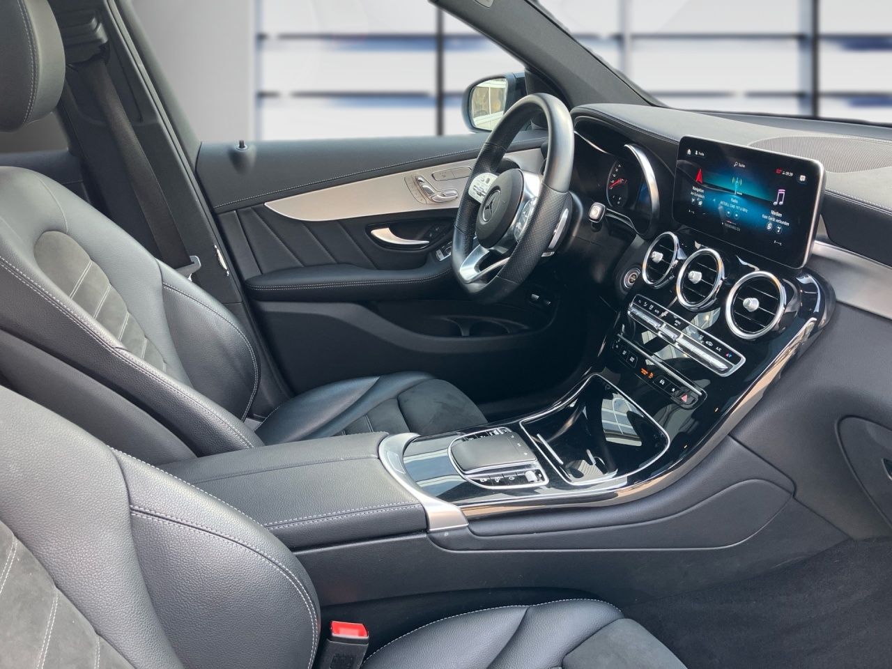 Fahrzeugabbildung Mercedes-Benz GLC 300 e 4M AMG+PANO+NIGHT+MEMORY+STNDHZ+AMBIE+