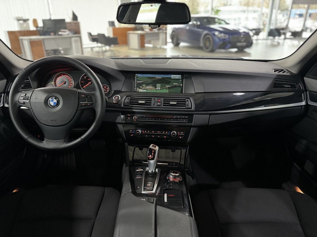 Fahrzeugabbildung BMW 520d Panorama PDC Xenon Sitzhzg NaviPro Tempomat