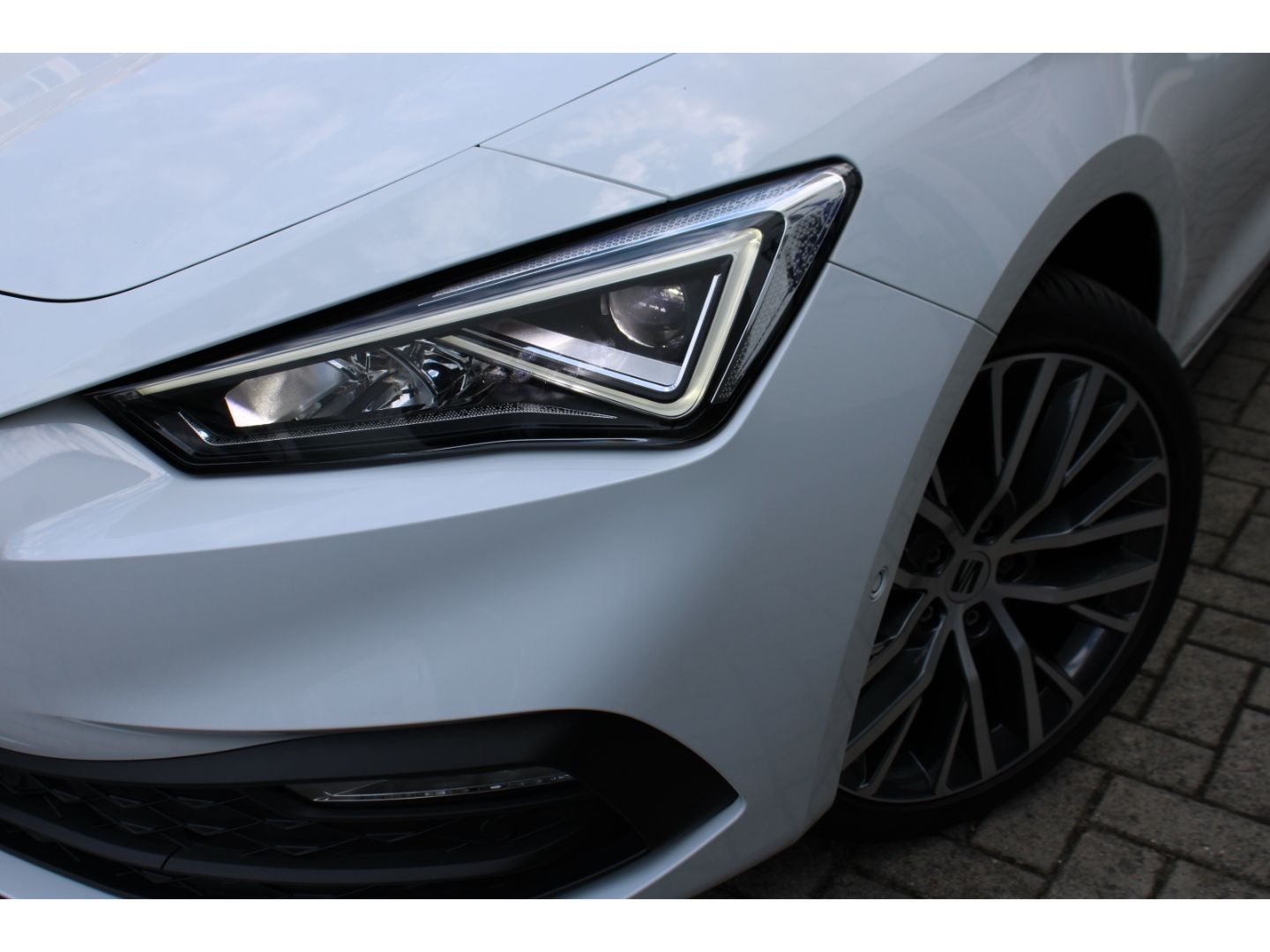 Fahrzeugabbildung SEAT Leon Xcellence DSG ACC LED TWA Full Link RFK GJR