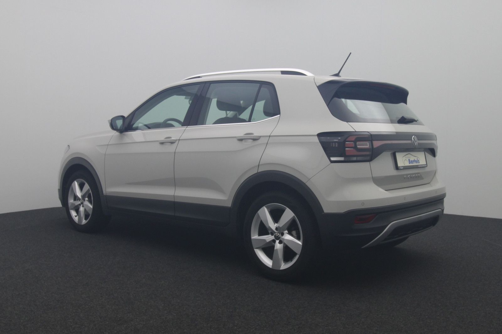Fahrzeugabbildung Volkswagen T-Cross Navi LED AppleCar Einparkhilfe v+h