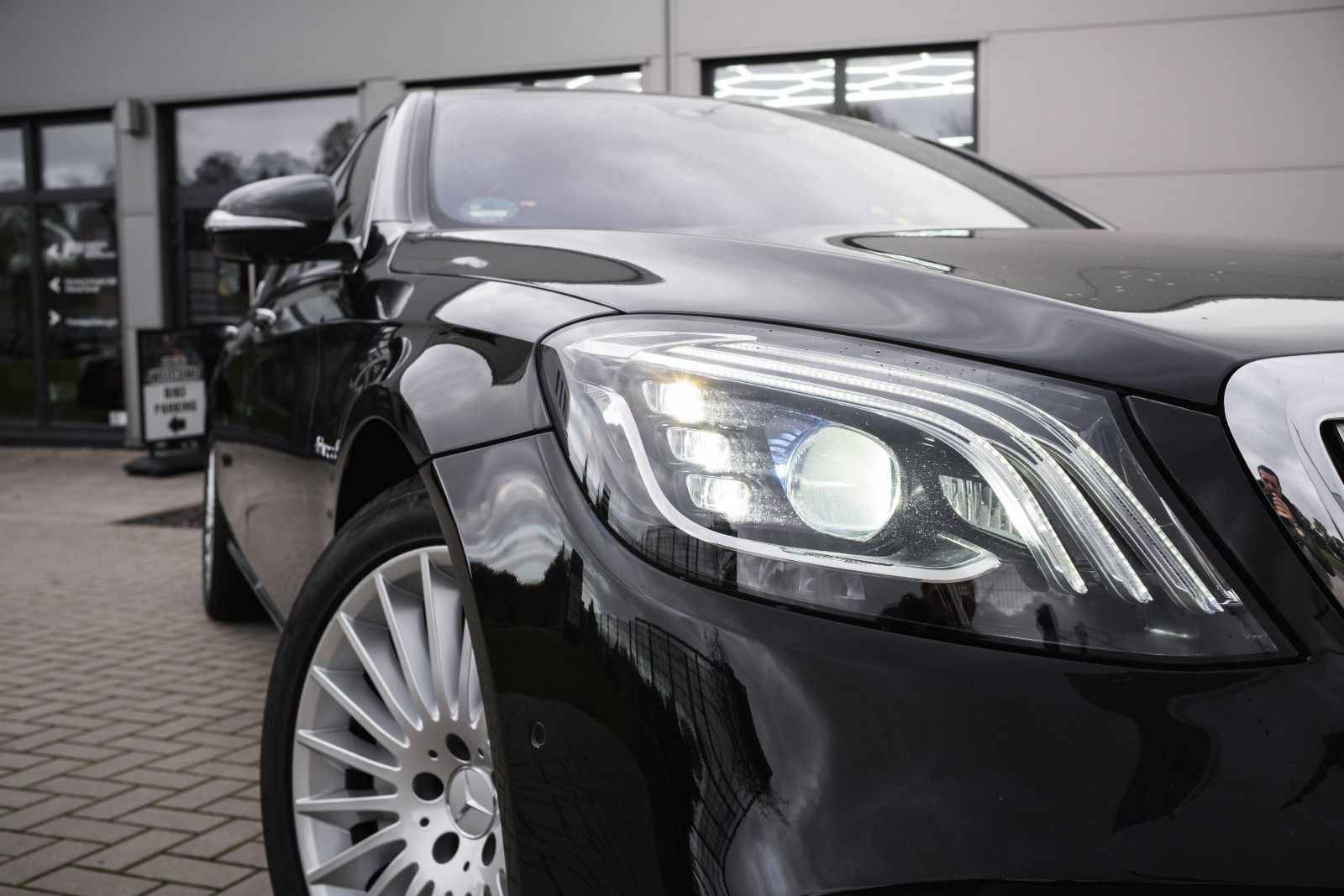 Fahrzeugabbildung Mercedes-Benz S 560 S  Maybach 4Matic-Park-Paket-Burmester