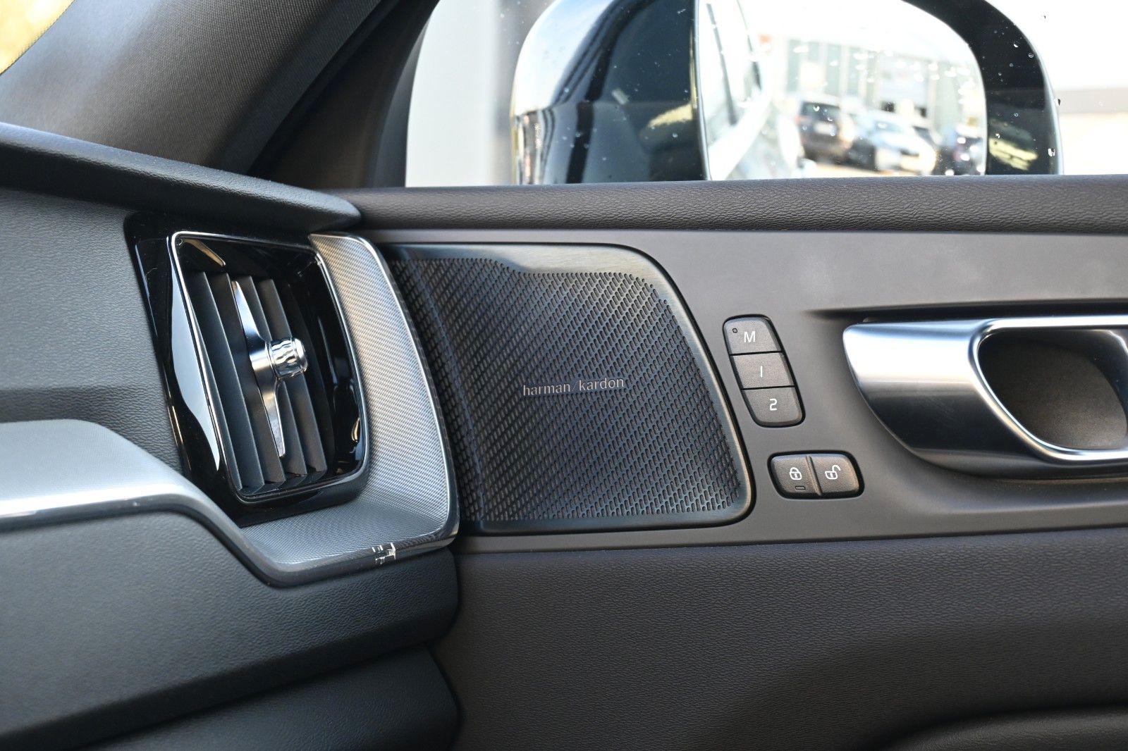 Fahrzeugabbildung Volvo XC60 T8 R-Design PHEV* AWD*AHK*NAV*ACC*PANO*