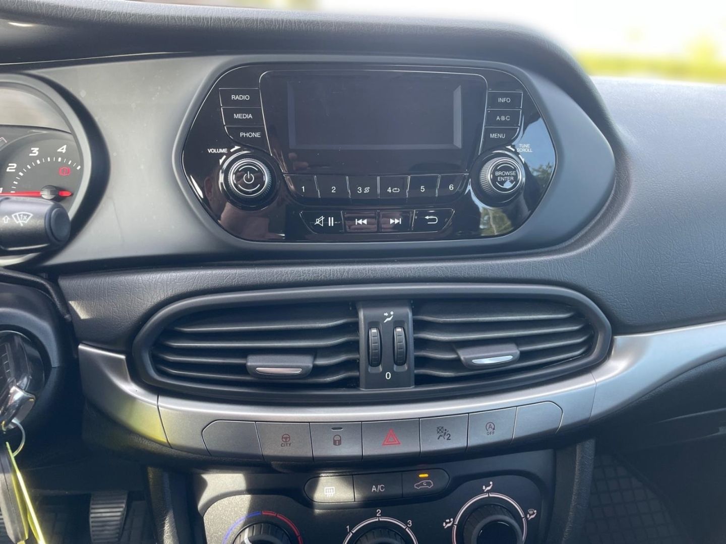 Fahrzeugabbildung Fiat Tipo 1.4 Kombi More Klima Parksensoren Tempomat