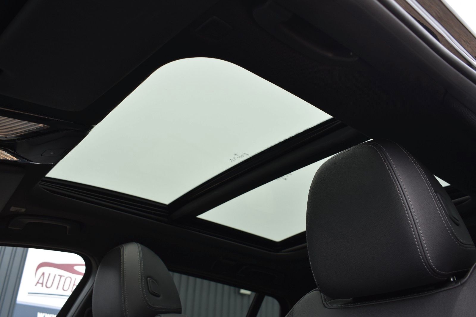 Fahrzeugabbildung BMW 330d Touring Facelift Panorama 1 Hand H&K