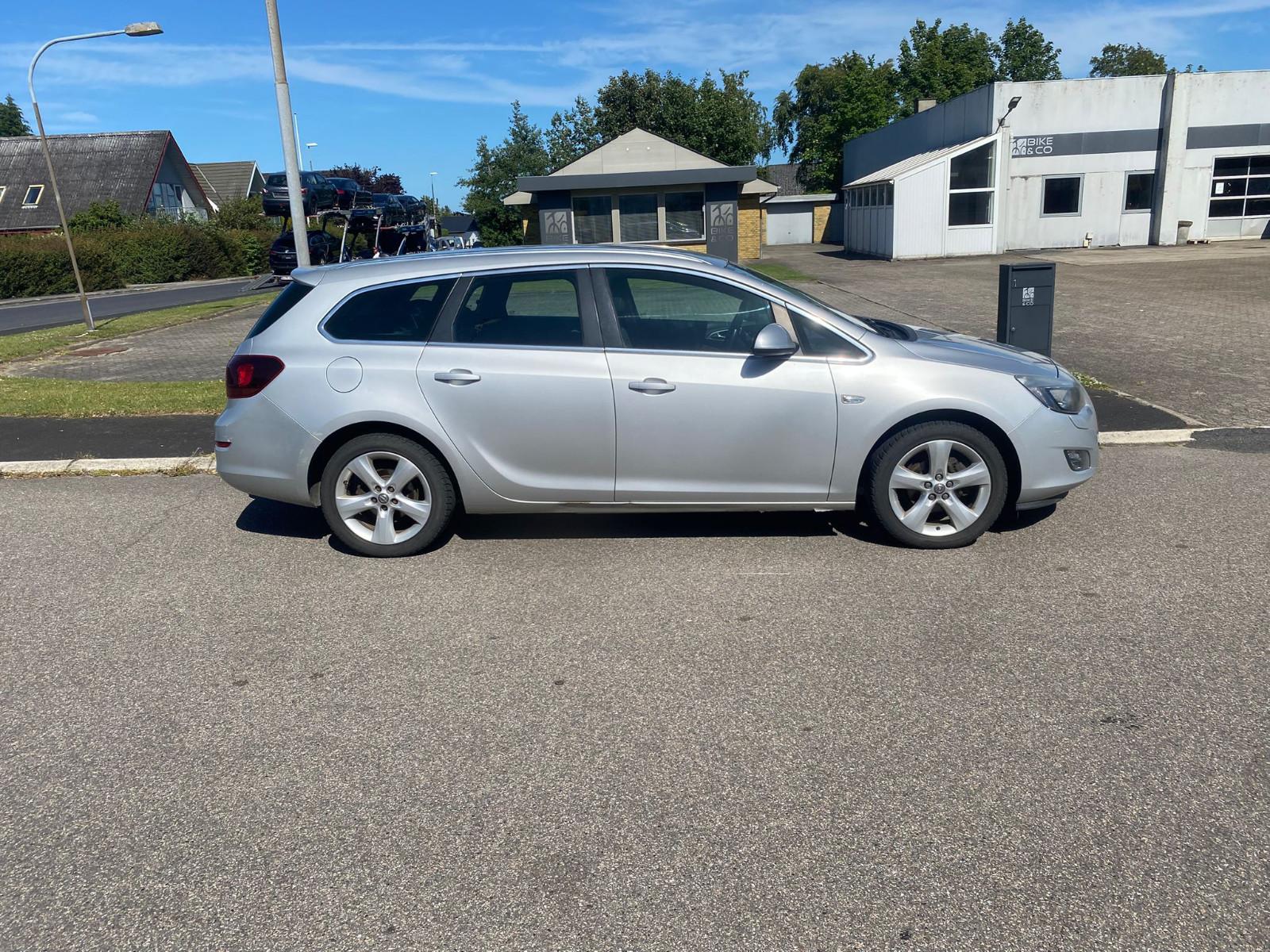 Opel Astra 2012 — photo 6
