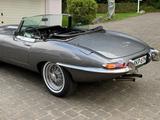 Jaguar E-Type - graue Jaguar E-Type