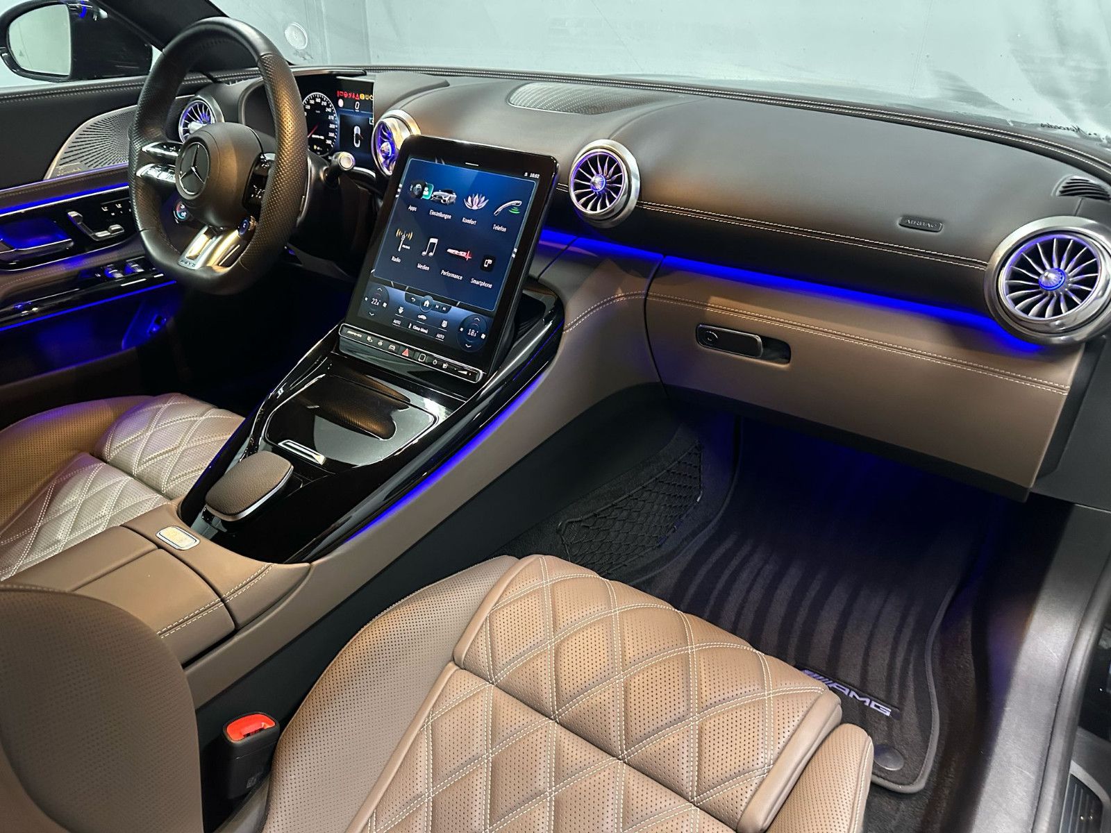 Fahrzeugabbildung Mercedes-Benz SL 63 4MATIC+ *MANUFAKTUR*NIGHT*LIFTSY*HEADUP*