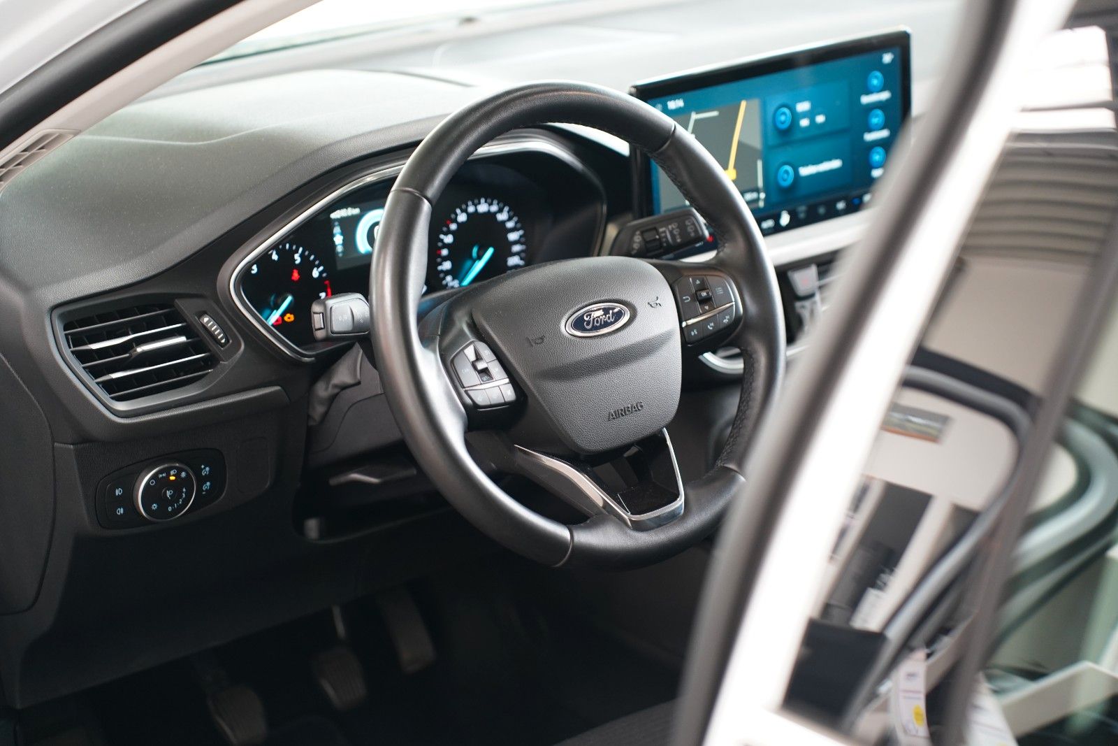 Fahrzeugabbildung Ford Focus Titanium Hybrid, Winter P,. AK  PP vo+hi
