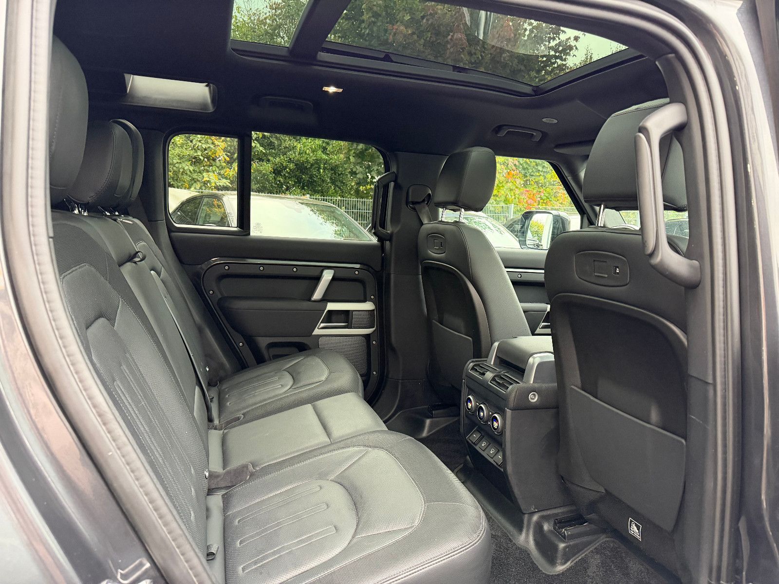 Fahrzeugabbildung Land Rover Defender 110 X-Dynamic SE/PANO/360''KAM/MEREDIAN