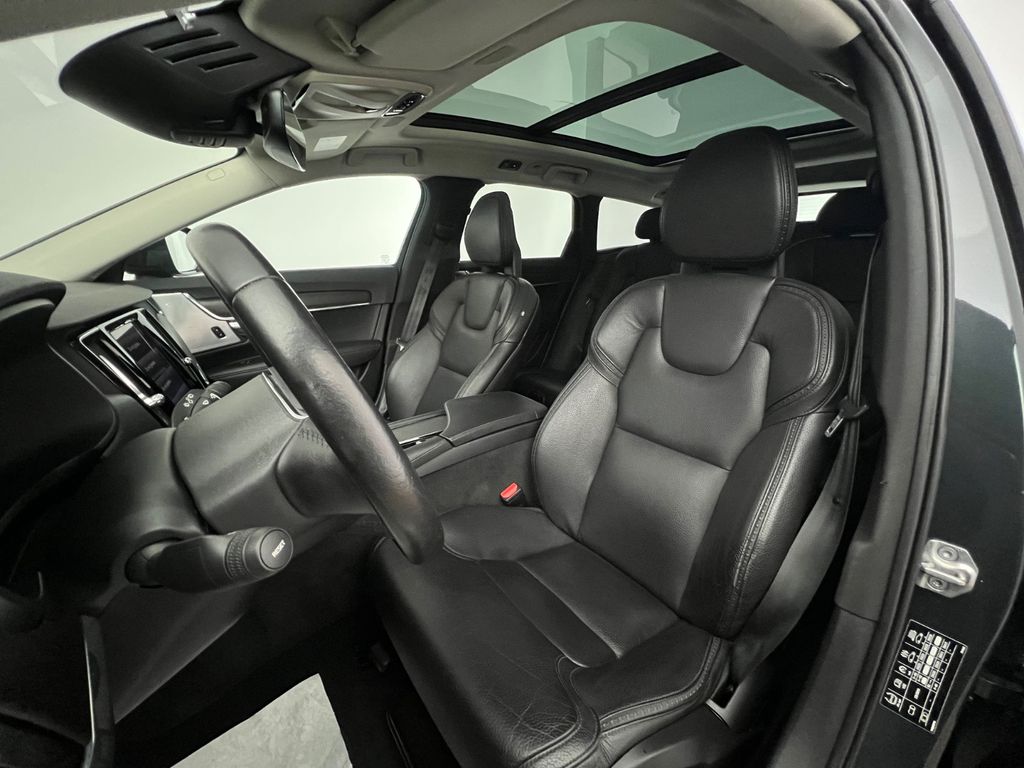 VOLVO V90 Cross Country D5 ALLRAD / 1.HD /235PS /B&W VOLVO V90 Cross Country D5 ALLRAD / 1.HD /235PS /B&W