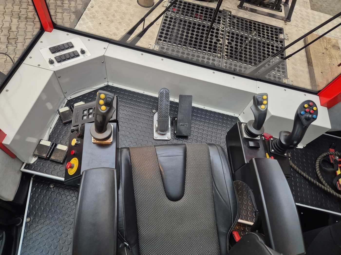 Fahrzeugabbildung Mercedes-Benz TUROX 8x8 Eschlböck Biber 92 Holzhacker / 1.512h