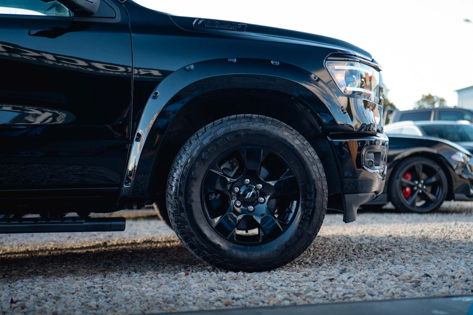 Fahrzeugabbildung Dodge RAM 5.7 V8 HEMI 4x4 OFFROAD Night-Paket LONGBED